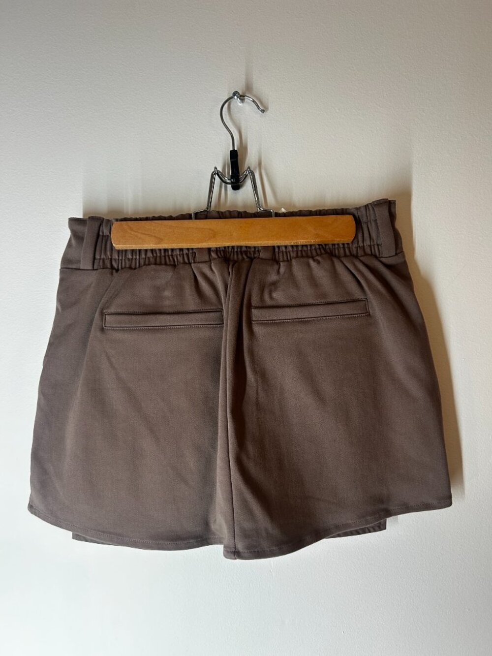 Alo Yoga Good Days Mini Skort - Mushroom - Size: Small - Picture 5 of 7